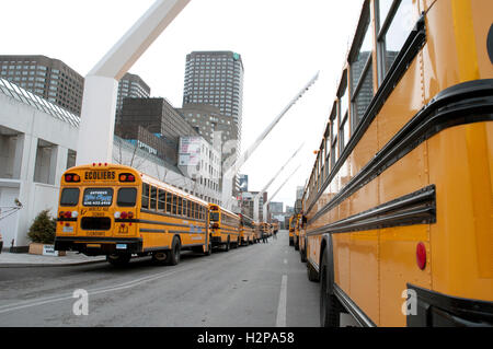 Close-up Rückseite Busse Warteschlange geparkt auf städtische Straße Bauten Hintergrund, Montréal, Quebec, Kanada Stockfoto