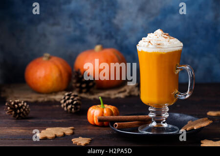 Pumpkin spice latte, smoothie, Boozy cocktail Stockfoto
