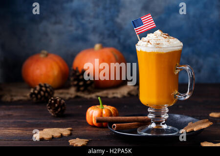 Pumpkin spice latte, smoothie with whipped cream Stockfoto