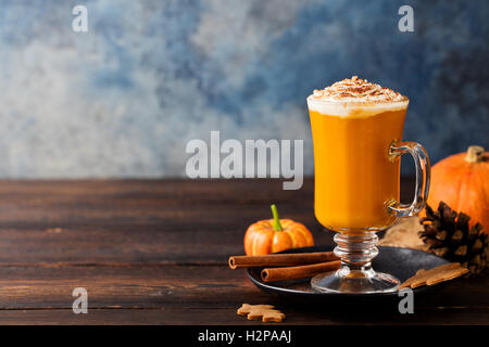 Pumpkin spice latte, smoothie, Boozy cocktail Stockfoto