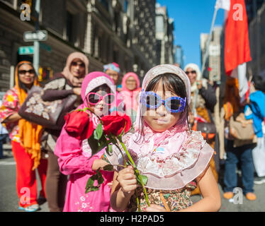 Muslime aus die Tri-State Area versammeln sich auf der Madison Avenue in New York auf Sonntag, 25. September 2016 für die amerikanischen muslimischen Parade. Die jährliche Parade feiert nun im 31. Jahr, die Vielfalt und das Erbe der islamischen Kultur. Teilnehmer marschieren auf der Madison Avenue endet in einer Straße Messe. (© Richard B. Levine) Stockfoto