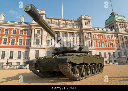 Eine britische Challenger 2 Tank vor der Admiralität Erweiterung, Horse Guards Parade, London, am Donnerstag, 15. September 2016. Stockfoto