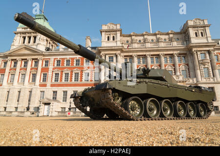 Eine britische Challenger 2 Tank vor der Admiralität Erweiterung, Horse Guards Parade, London, am Donnerstag, 15. September 2016. Stockfoto