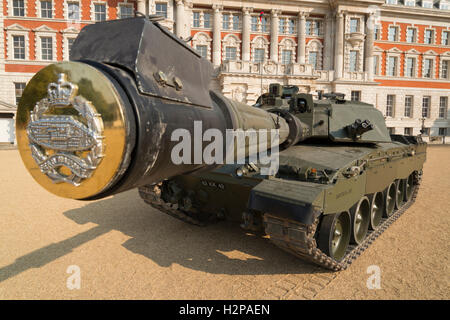 Eine britische Challenger 2 Tank vor der Admiralität Erweiterung, Horse Guards Parade, London, am Donnerstag, 15. September 2016. Stockfoto