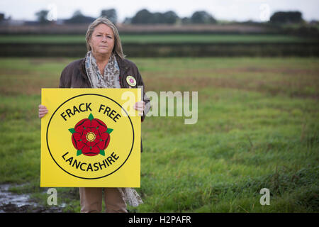 Anti-Fracking-Aktivistin Barbara Richardson, abgebildet bei ihr zu Hause in der Nähe von Dorf Wharles, in der Nähe der vorgeschlagene Standort im Roseacre Wood, Lancashire wo Fracking Firma Cuadrilla Erlaubnis, Bau und Erprobung für Shale Gas-Extraktion durchzuführen gegeben hat. Am 6. Oktober 2016 der britischen Regierung Gemeinden Sekretärin, Sajid Javid, akzeptiert eine Beschwerde von Cuadrilla gegen eine frühere Entscheidung, drehen Sie ihre Pläne zur Frack an Standorten auf der Küste von Fylde. Stockfoto