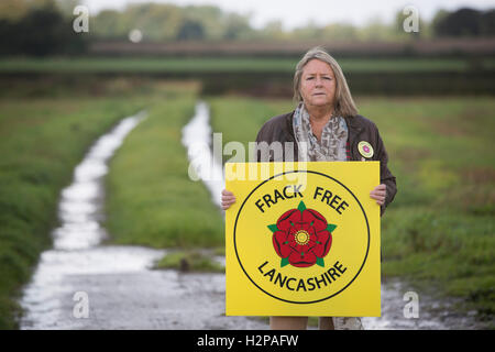 Anti-Fracking-Aktivistin Barbara Richardson, abgebildet bei ihr zu Hause in der Nähe von Dorf Wharles, in der Nähe der vorgeschlagene Standort im Roseacre Wood, Lancashire wo Fracking Firma Cuadrilla Erlaubnis, Bau und Erprobung für Shale Gas-Extraktion durchzuführen gegeben hat. Am 6. Oktober 2016 der britischen Regierung Gemeinden Sekretärin, Sajid Javid, akzeptiert eine Beschwerde von Cuadrilla gegen eine frühere Entscheidung, drehen Sie ihre Pläne zur Frack an Standorten auf der Küste von Fylde. Stockfoto