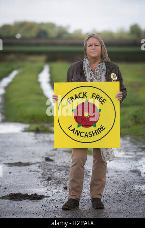 Anti-Fracking-Aktivistin Barbara Richardson, abgebildet bei ihr zu Hause in der Nähe von Dorf Wharles, in der Nähe der vorgeschlagene Standort im Roseacre Wood, Lancashire wo Fracking Firma Cuadrilla Erlaubnis, Bau und Erprobung für Shale Gas-Extraktion durchzuführen gegeben hat. Am 6. Oktober 2016 der britischen Regierung Gemeinden Sekretärin, Sajid Javid, akzeptiert eine Beschwerde von Cuadrilla gegen eine frühere Entscheidung, drehen Sie ihre Pläne zur Frack an Standorten auf der Küste von Fylde. Stockfoto