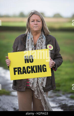 Anti-Fracking-Aktivistin Barbara Richardson, abgebildet bei ihr zu Hause in der Nähe von Dorf Wharles, in der Nähe der vorgeschlagene Standort im Roseacre Wood, Lancashire wo Fracking Firma Cuadrilla Erlaubnis, Bau und Erprobung für Shale Gas-Extraktion durchzuführen gegeben hat. Am 6. Oktober 2016 der britischen Regierung Gemeinden Sekretärin, Sajid Javid, akzeptiert eine Beschwerde von Cuadrilla gegen eine frühere Entscheidung, drehen Sie ihre Pläne zur Frack an Standorten auf der Küste von Fylde. Stockfoto