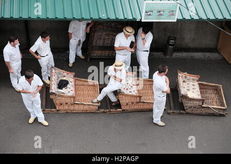 Madeira traditionelle Korbwaren Schlitten Fahrer warten auf Kunden im Monte, Madeira, Portugal. Stockfoto