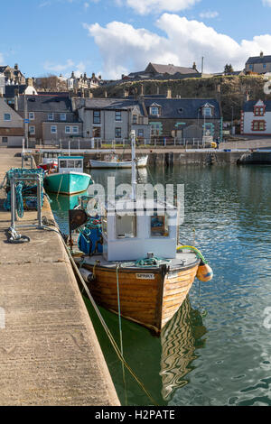 Kleines Boot im Hafen von Findochty Stockfoto