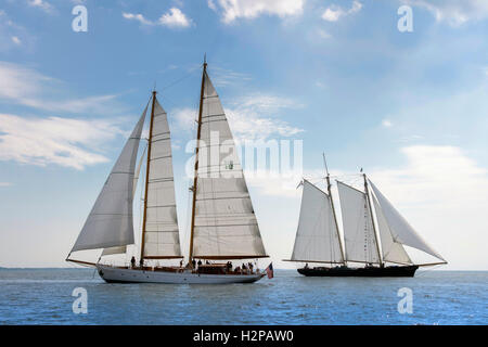 Die United States Naval Academy Ausbildung Segelboot Summerwind, links, Segel, 139-Fuß-Yacht America, Nachbildung des berühmten begrüßen racing Schoner, die der America Cup Tradition an der Chesapeake Bay 8. September 2016 in Annapolis, Maryland, USA ins Leben gerufen. Die Amerika ist auf eine Tour durch Nordamerika. Stockfoto