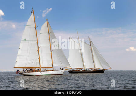 Die United States Naval Academy Ausbildung Segelboot Summerwind, links, Segel, 139-Fuß-Yacht America, Nachbildung des berühmten begrüßen racing Schoner, die der America Cup Tradition an der Chesapeake Bay 8. September 2016 in Annapolis, Maryland, USA ins Leben gerufen. Die Amerika ist auf eine Tour durch Nordamerika. Stockfoto