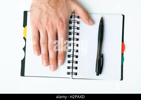 Hand auf leeren Notizblock Stockfoto