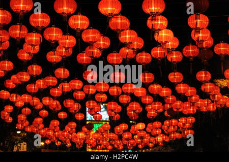 Chinesische Laternen leuchten Chinatown in der Nacht während der Feierlichkeiten "Year of the Dragon", Bangkok, Thailand. Kredit: Kraig Lieb Stockfoto