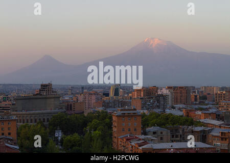 Blick über die beiden Gipfel der Berg Ararat im Sunrise in Yerevan, Armenien. Stockfoto