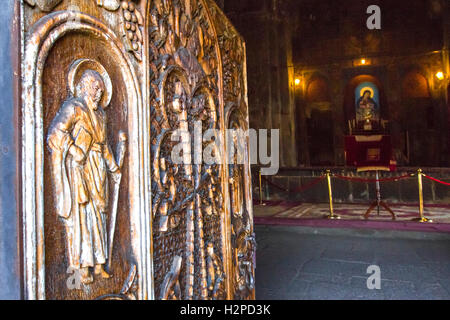 Reliefs, Str. Gregory der Beleuchtung auf der Holztür von die Kirche von Sevan in Armenien darstellt. Stockfoto