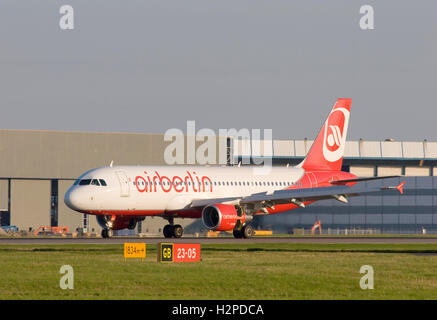 Air Berlin Airbus A 320-214 Flugzeug Landung am Flughafen London Stansted. Stockfoto
