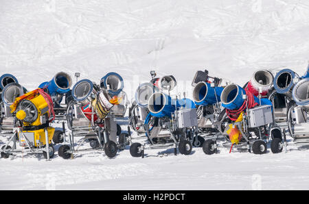 Schneekanone Skipiste warten warten auf Betrieb Stockfoto