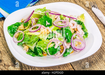 Caesar Salat mit Garnelen auf Platte Stockfoto
