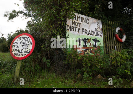 Anti-Fracking-Zeichen in das Dorf Wharles, in der Nähe der vorgeschlagene Standort im Roseacre Wood wurde Lancashire wo feste Fracking Cuadrilla Genehmigung, Bau und Erprobung für Shale Gas-Extraktion durchzuführen gegeben. Am 6. Oktober 2016 der britischen Regierung Gemeinden Sekretärin, Sajid Javid, akzeptiert eine Beschwerde von Cuadrilla gegen eine frühere Entscheidung, drehen Sie ihre Pläne zur Frack an Standorten auf der Küste von Fylde. Stockfoto