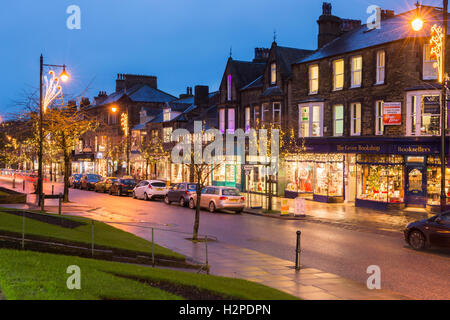 Festliche Weihnachtsdekoration leuchten die dunkle Straße und Schaufenster - The Grove, Ilkley, West Yorkshire, England. Stockfoto