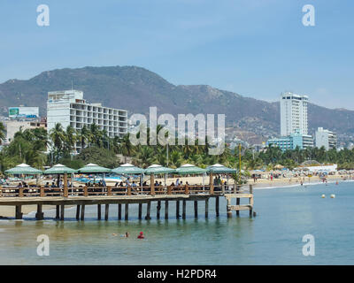 ACAPULCO, Mexiko - 11. März 2006: Ein Blick auf die Bucht von Acapulco und ein Strandrestaurant am Pier in Acapulco, Mexiko. Stockfoto