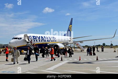 Touristen, die Ryanair-Flugzeug am internationalen Flughafen von Porto Portugal verlassen Stockfoto