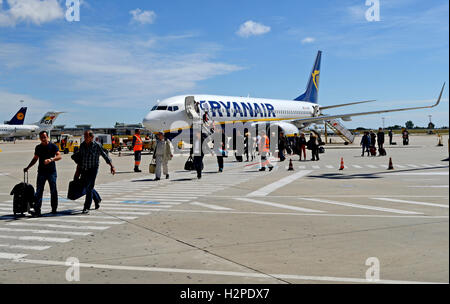 Touristen, die Ryanair-Flugzeug am internationalen Flughafen von Porto Portugal verlassen Stockfoto