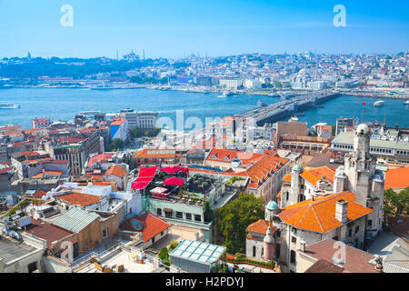 Istanbul, Türkei. Sommer-Stadtansicht mit Brücke über goldene Horn einen wichtigen städtischen Wasserstraße und die primäre Bucht des Bosporus Stockfoto