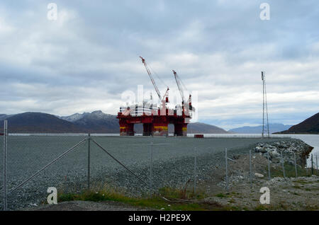 TROMSØ, Norwegen – 24. September 2016: Die Offshore-Hotelschiff Floatel Superior angedockt in Tromsoe wartet auf weitere Arbeiten Stockfoto