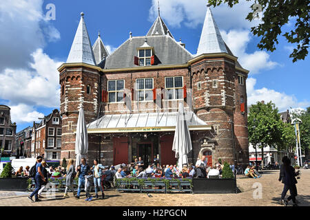 De Waag Nieuwmarkt Amsterdam Cafe Restaurant bar Kneipe Niederlande Stockfoto