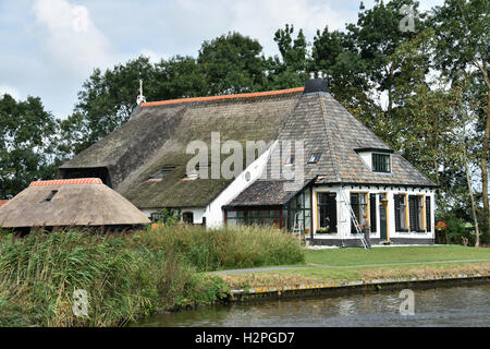 Bauernhof Dokkumer EE Wasser Grasgrün Bauernhof Landwirtschaft Landschaft Friesland Fryslan Niederlande Stockfoto