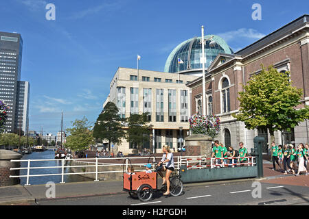 Leeuwarden Niederlande Friesland Fryslan alten Stadtzentrum (links Achmeatower - Willemskade - Libary und Fries Museum rechts) Stockfoto