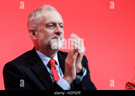 Party Arbeitskonferenz am 26.09.2016 in Liverpool ACC, Liverpool. Personen im Bild: Jeremy Corbyn, Labour-Parteiführer, hört Kate Osamor, Schatten Secretary Of State for International Development Adresse zur Konferenz am Morgen des Tages 2. Bild von Julie Edwards. Stockfoto