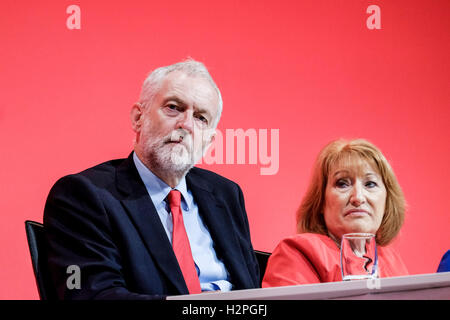 Party Arbeitskonferenz am 26.09.2016 in Liverpool ACC, Liverpool. Personen im Bild: Jeremy Corbyn, Labour-Parteiführer, hört Kate Osamor, Schatten Secretary Of State for International Development Adresse zur Konferenz am Morgen des Tages 2. Bild von Julie Edwards. Stockfoto