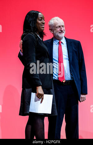 Party Arbeitskonferenz am 26.09.2016 in Liverpool ACC, Liverpool. Personen im Bild: Jeremy Corbyn, Labour-Parteiführer, mit Kate Osamor, Schatten Secretary Of State for International Development nach ihrer Ansprache zur Konferenz am Morgen des Tages 2. Bild von Julie Edwards. Stockfoto