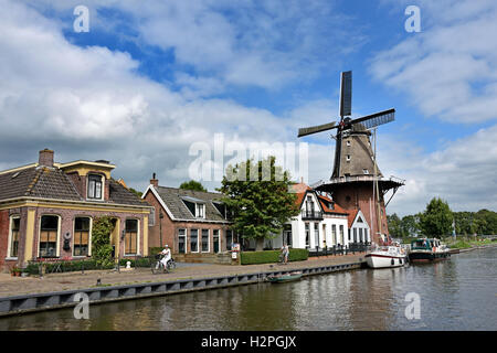 Burdaard - Birdaard kleines Dorf Friesland Fryslan der Niederlande. (Windmühle - Mühle "Mûne De Zwaluw") Dokkumer EE Stockfoto