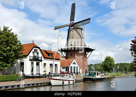 Burdaard - Birdaard kleines Dorf Friesland Fryslan der Niederlande. (Windmühle - Mühle "Mûne De Zwaluw") Dokkumer EE Stockfoto