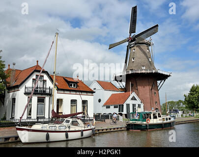 Burdaard - Birdaard kleines Dorf Friesland Fryslan der Niederlande. (Windmühle - Mühle "Mûne De Zwaluw") Dokkumer EE Stockfoto