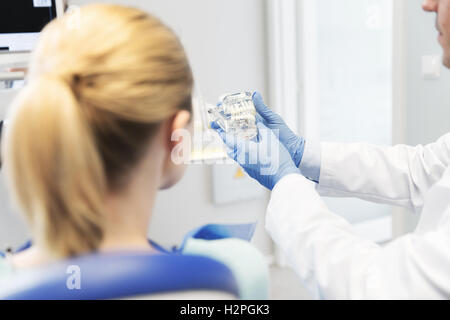 Nahaufnahme von Zahnarzt zeigen Zähne Modell für Patienten Stockfoto