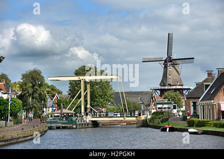 Burdaard - Birdaard kleines Dorf Friesland Fryslan der Niederlande. (Windmühle - Mühle "Mûne De Zwaluw") Dokkumer EE Stockfoto