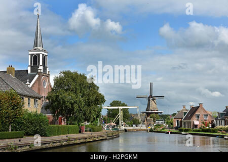 Burdaard - Birdaard kleines Dorf Friesland Fryslan der Niederlande. (Windmühle - Mühle "Mûne De Zwaluw") Dokkumer EE Stockfoto