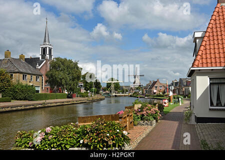 Burdaard - Birdaard kleines Dorf Friesland Fryslan der Niederlande. (Windmühle - Mühle "Mûne De Zwaluw") Dokkumer EE Stockfoto