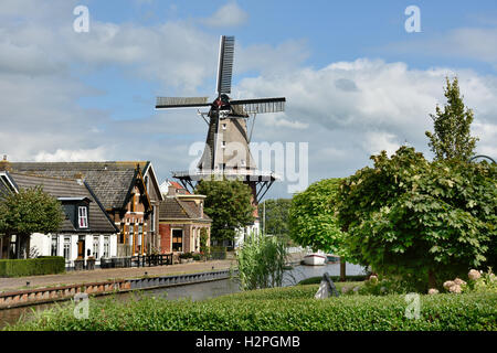 Burdaard - Birdaard kleines Dorf Friesland Fryslan der Niederlande. (Windmühle - Mühle "Mûne De Zwaluw") Dokkumer EE Stockfoto