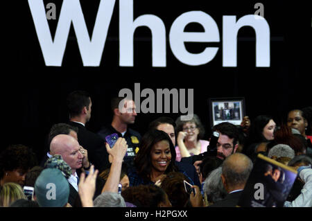 First Lady Michelle Obama grüßt Wähler nach dem Gespräch an einem 28. September 2016 Clinton/Kaine Voter Registration Rally bei LaSalle Stockfoto