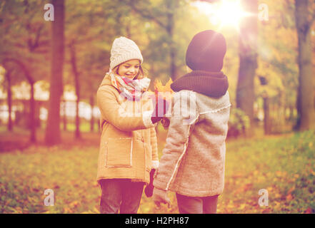 Lächelnde Kinder im Herbst park Stockfoto