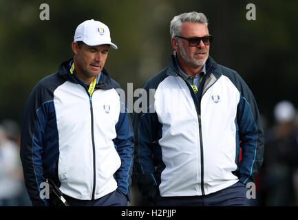 Europa-Vize-Kapitän Padraig Harrington und Europa team Kapitän Darren Clarke (rechts) während der Tag eins des 41. Ryder Cup Hazeltine National Golf Club in Chaska, Minnesota, USA. Stockfoto