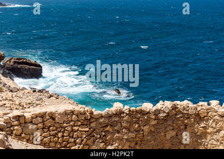 Tageslicht-Szene aufgenommen in einem Fischer-Dorf namens Ajuy, befindet sich auf der westlichen Küste von Fuerteventura, Spanien. Sehr intensiv blau Stockfoto