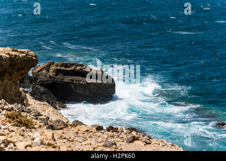 Tageslicht-Szene aufgenommen in einem Fischer-Dorf namens Ajuy, befindet sich auf der westlichen Küste von Fuerteventura, Spanien. Sehr intensiv blau Stockfoto