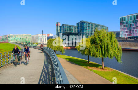 Die Spree und den Hauptbahnhof in Berlin Stockfoto